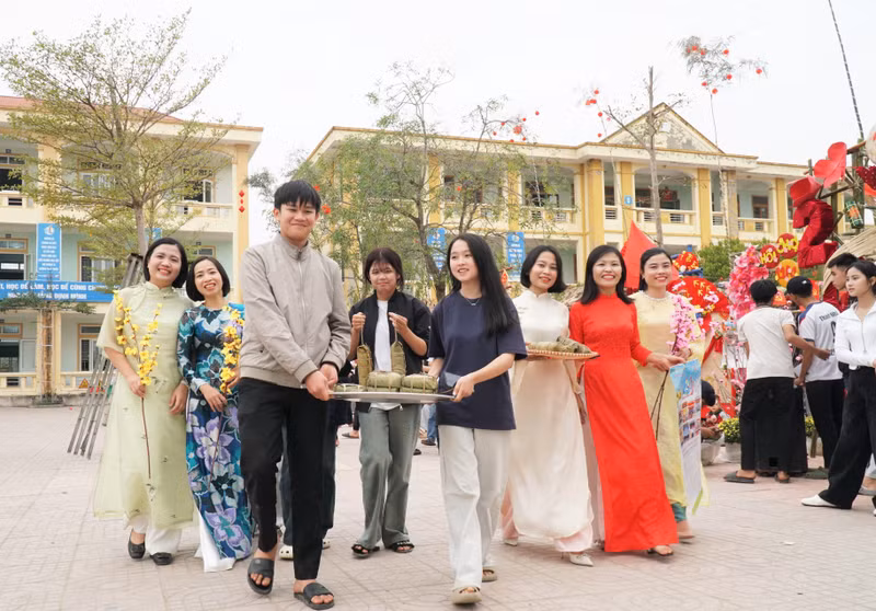 Theo ông Nguyễn Ánh Dương - Hiệu trưởng Trường THPT Nghi Lộc 5, chương trình trải nghiệm Tết nhằm kết nối tình cảm học sinh với giáo viên, nhà trường. Bên cạnh đó, nhà trường cũng có các suất quà, phần thưởng khuyến học cho những em khó khăn, đạt thành tích tốt trong học tập. Ảnh Hồ Lài tet-cho-hoc-tro-vung-kho-12.jpg