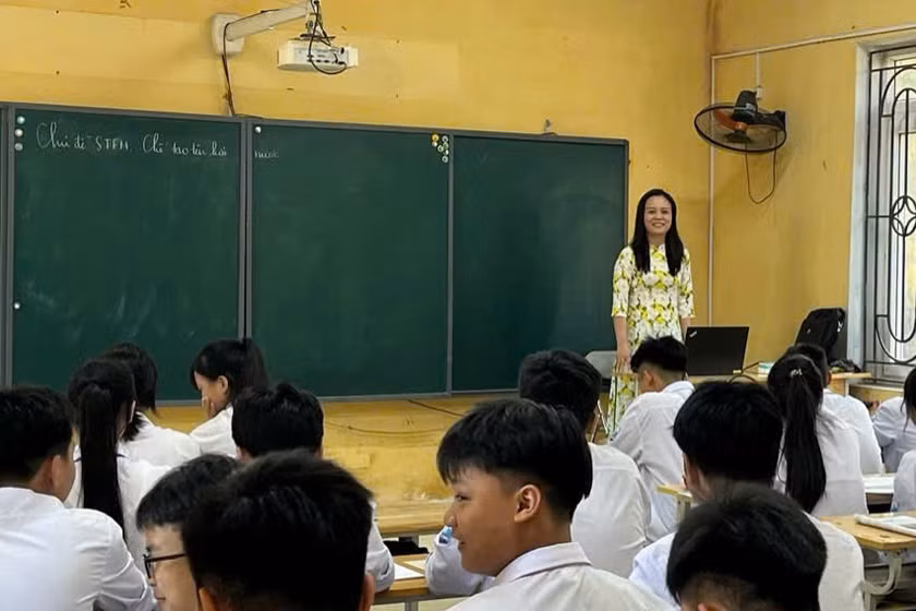 Cô Lê Thị Huyền và học trò trong giờ Vật lí.