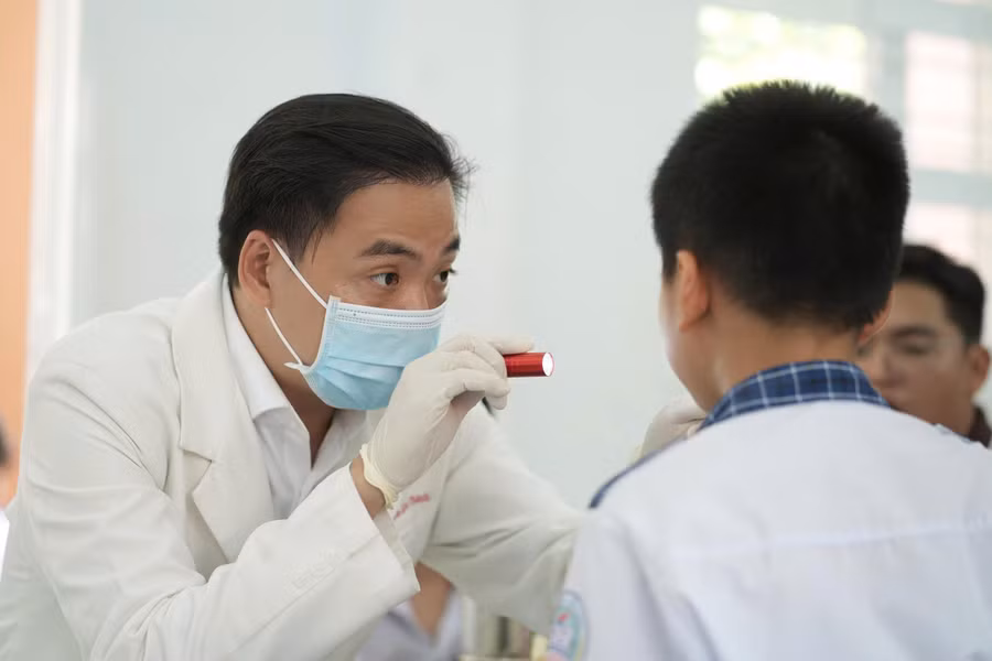 Bác sĩ khám và tư vấn sức khỏe răng miệng cho học sinh tại chương trình.