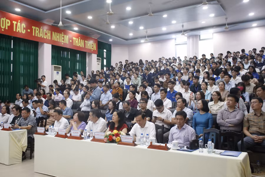 Chuỗi sự kiện tọa đàm, hội thảo thu hút sự tham gia của nhiều nhà khoa học, chuyên gia hàng đầu, giáo viên và học sinh.