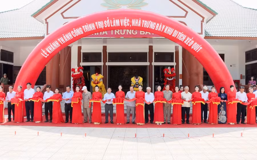 Đại biểu thực hiện nghi thức cắt băng khánh thành công trình Trụ sở làm việc, Nhà trưng bày Khu di tích Xẻo Quít. Ảnh: V.T.