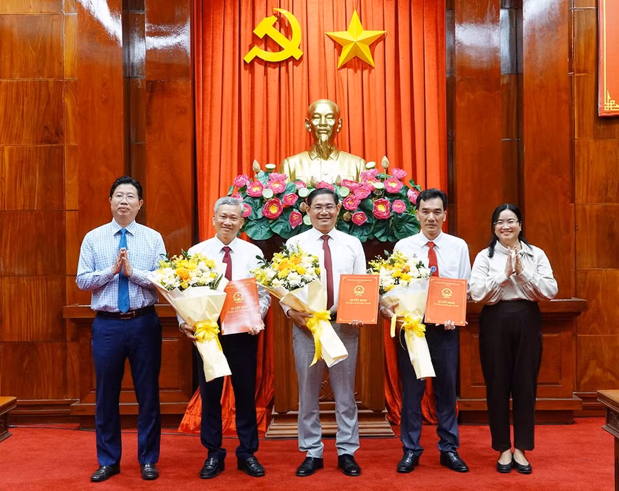 Trao Quyết định, tặng hoa chúc mừng Ban Giám hiệu Trường Cao đẳng Đồng Tháp. Ảnh: Phương Thanh.
