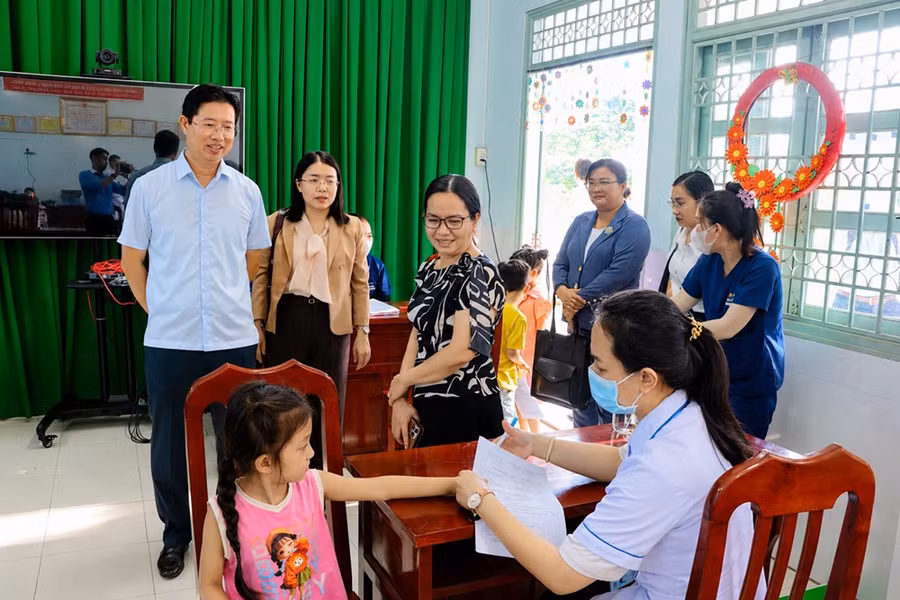 Phó Chủ tịch UBND tỉnh Huỳnh Minh Tuấn giám sát công tác triển khai tại Trường Mầm non Tịnh Thới. Ảnh: V.T.