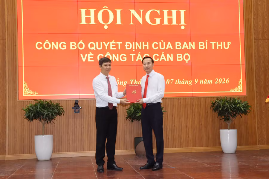 Ông Nguyễn Thanh Nhàn, Phó Bí thư Đảng ủy các cơ quan Đảng Trung ương (bên phải), được Ban Bí thư điều động giữ chức Phó Bí thư Tỉnh ủy Đồng Tháp.