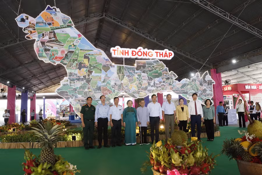 Lãnh đạo tỉnh thăm và chụp ảnh tại bản đồ Đồng Tháp. (Ảnh: Ánh Nguyệt)