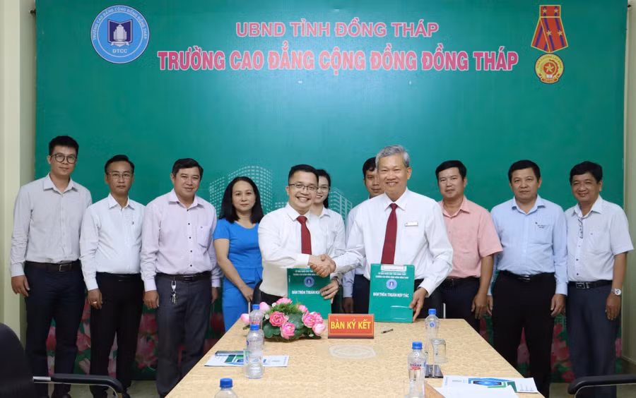 Trường CĐ Cộng đồng Đồng Tháp ký kết với doanh nghiệp, gắn kết đào tạo với nhu cầu thực tiễn của doanh nghiệp. Ảnh: Trường CĐ Cộng đồng Đồng Tháp.