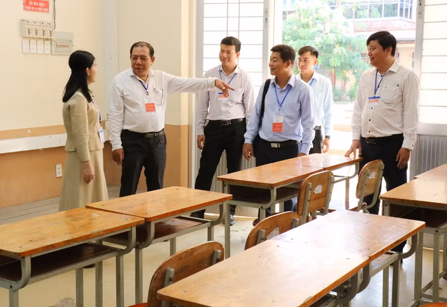 Ông Võ Văn Hiếu - Phó Giám đốc Sở GD&ĐT tỉnh Đồng Tháp kiểm tra khu vực phòng thi tại Trường THPT Trần Hưng Đạo. Ảnh: T.T.