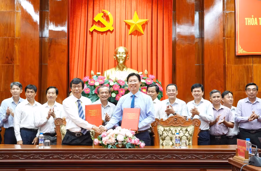 Phó Chủ tịch UBND tỉnh Đồng Tháp, Huỳnh Minh Tuấn và Phó Giám đốc Đại học Cần Thơ, Trần Ngọc Hải, ký kết thỏa thuận hợp tác. Ảnh: Phương Thanh.