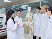 Giờ thực hành của sinh viên Trường ĐH Khoa học và Công nghệ Hà Nội.