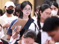 Tân sinh viên Học viện Phụ nữ Việt Nam trong ngày nhập học.