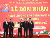 Thứ trưởng Bộ GD&ĐT Phạm Quang Hưng trao Bằng khen của Thủ tướng Chính phủ cho tập thể Trường Đại học Sư phạm Thể dục thể thao Hà Nội.