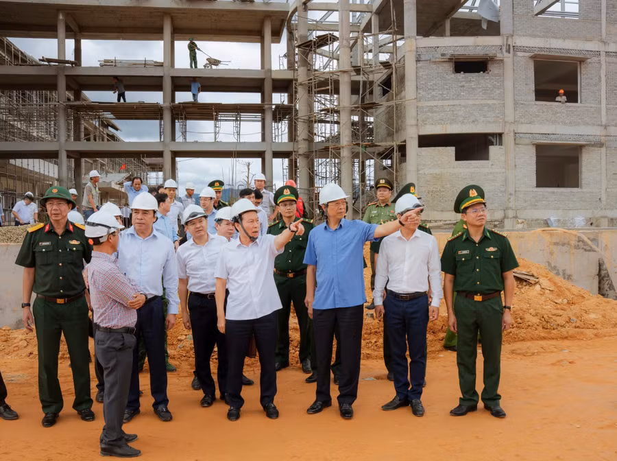 Đoàn công tác do Phó Thủ tướng Lê Tiến Châu dẫn đầu kiểm tra các dự án xây dựng Trường phổ thông nội trú liên cấp cho các xã biên giới trên địa bàn TP Huế.
