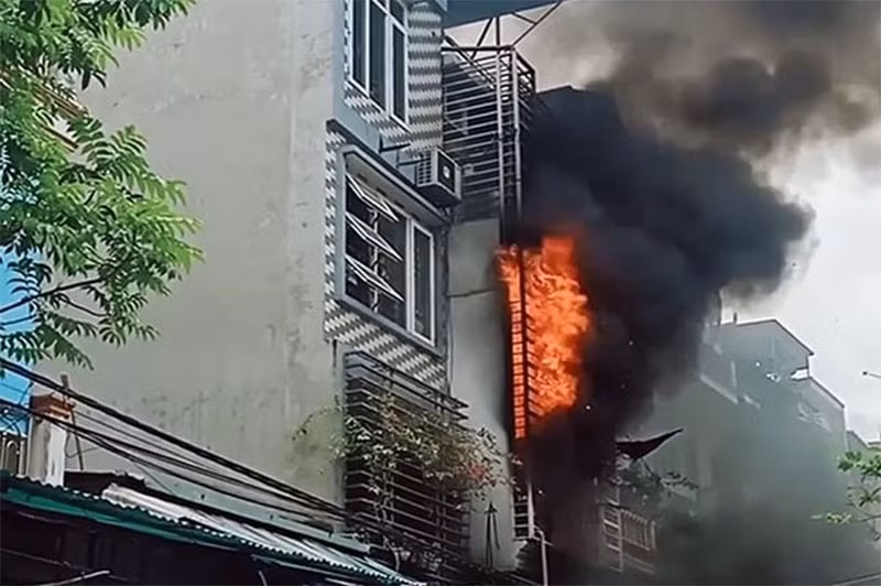 Cảnh sát làm nhiệm vụ tại hiện trường vụ hỏa hoạn.