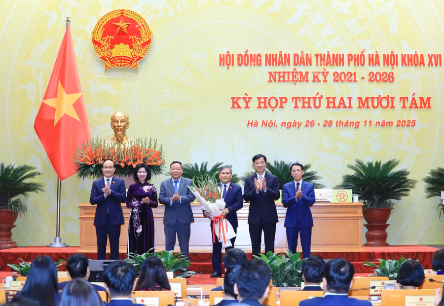  Lãnh đạo TP Hà Nội chúc mừng ông Vũ Đại Thắng.