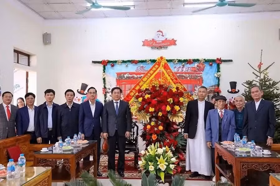 Lãnh đạo tỉnh Phú Thọ thăm, chúc mừng các giáo xứ, giáo dân dịp lễ Giáng sinh năm 2025.