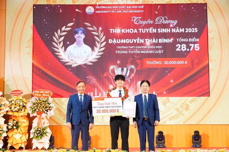 Đậu Nguyễn Thái Bình tại lễ tuyên dương thủ khoa trường Đại học Luật, Đại học Huế.