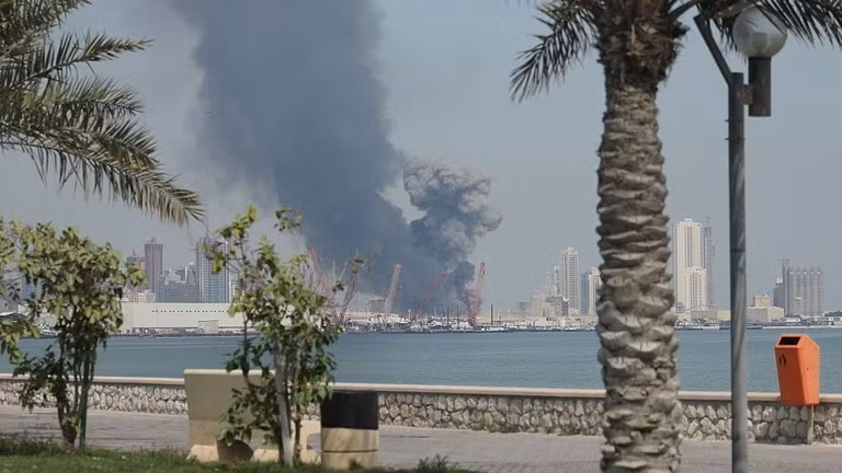 Khói bốc lên sau một vụ tấn công tên lửa của Iran nhằm vào căn cứ Mỹ ở Manama, Bahrain.