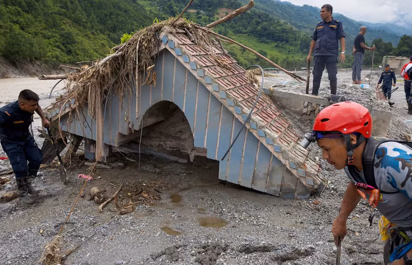 Người phụ nữ Nepal bất ngờ sống lại sau 10 ngày giữa bùn đất của lũ quét