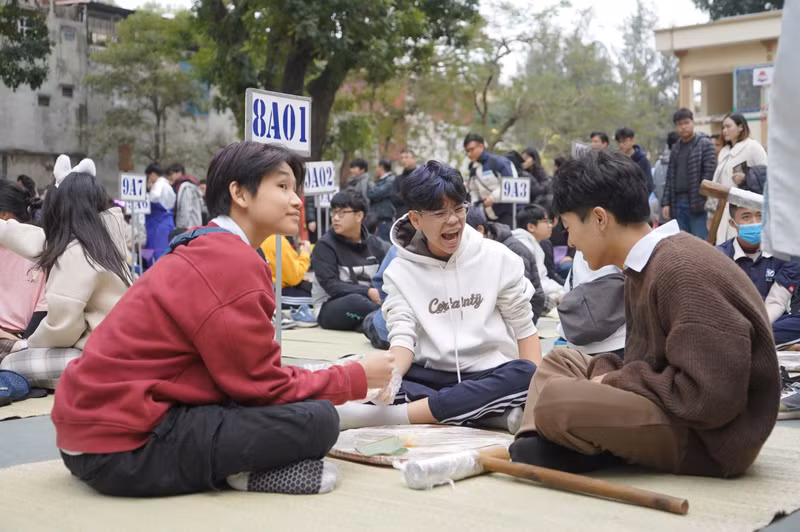 Phần thi giã bánh giầy cũng mang tới nhiều niềm vui cho các em học sinh. dd-15.jpg