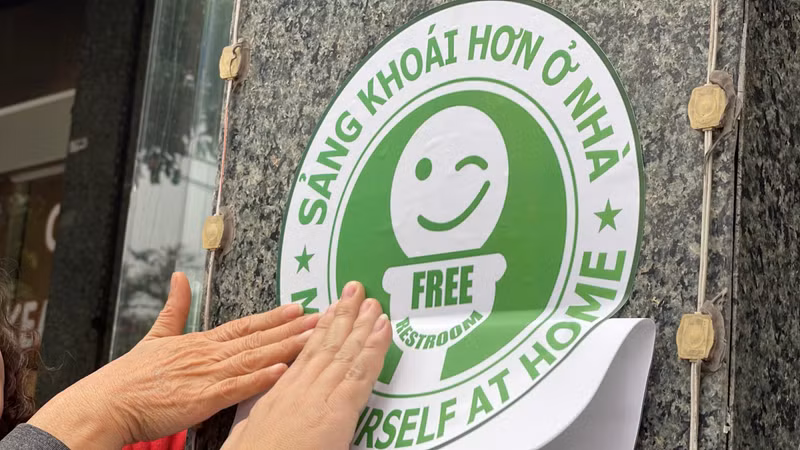 Theo chủ trương của TP Hà Nội, UBND phường Trúc Bạch đã sớm thí điểm mô hình xã hội hóa nhà vệ sinh công cộng... f1.jpg