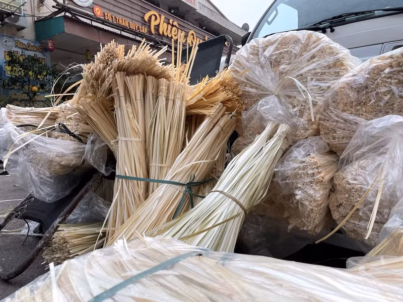 Người mua thường chọn lá có màu sắc xanh đậm, phiến lá to vừa phải để có thể gói trọn được phần nhân bên trong. l6.jpg