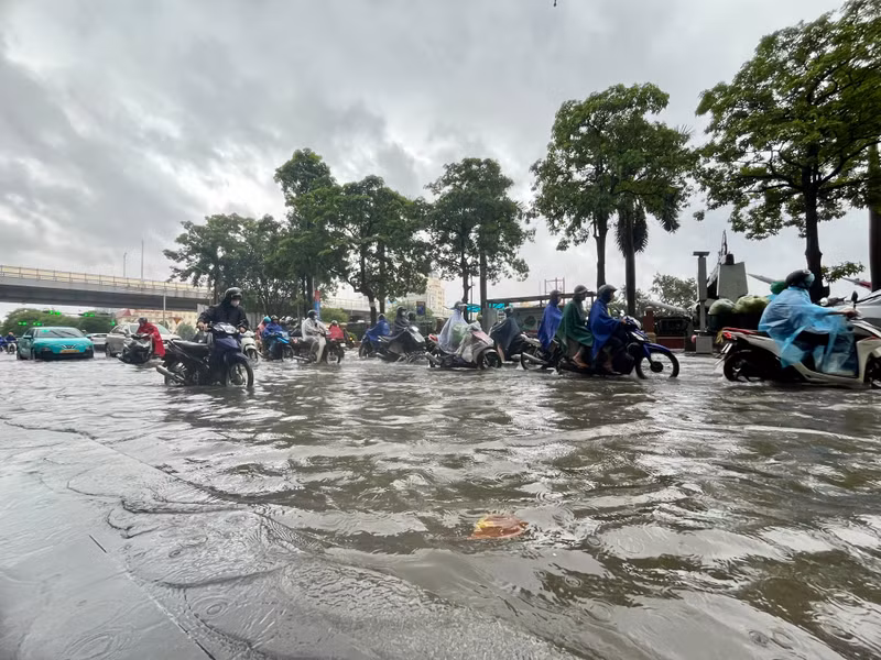 Do ảnh hưởng của Bão số 5 (Kajiki), nên mưa lớn kéo dài suốt đêm và có thể kéo dài tới chiều tối nay. img-0300.jpg
