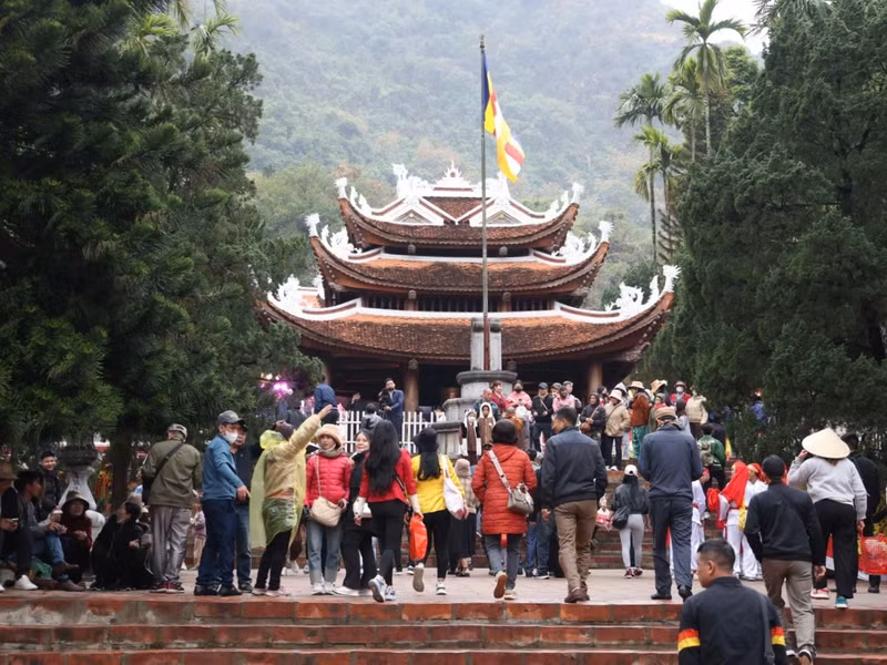 Lễ khai hội chùa Hương Xuân Ất Tỵ diễn ra trong mưa Xuân lất phất, hơi có sương sớm. Nhiều gia đình mang theo ô, áo mưa để tránh ướt. h3.jpg