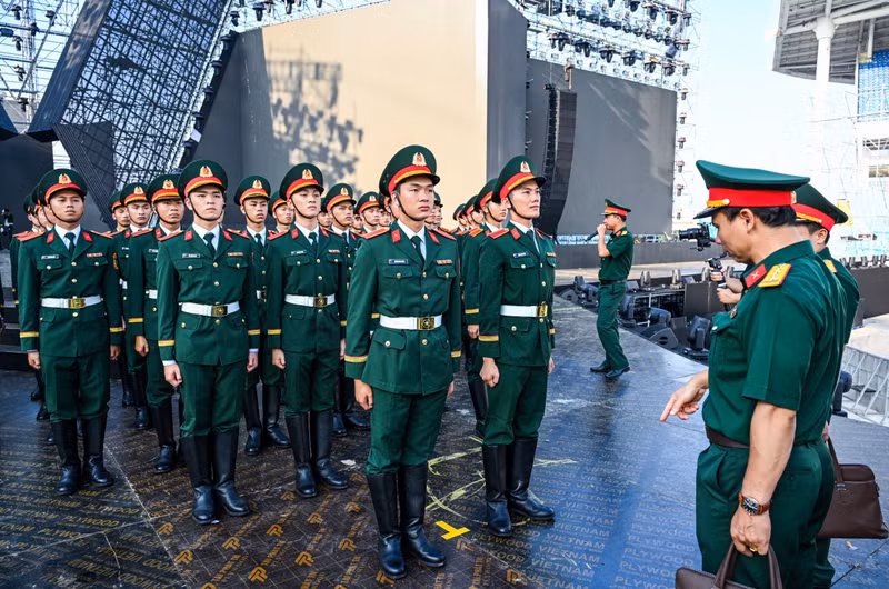 Thượng sĩ Nguyễn Hữu Quân chia sẻ: “Đây là dịp để người dân và quân đội gần gũi hơn, tăng thêm tinh thần đoàn kết”. img-4344.jpg