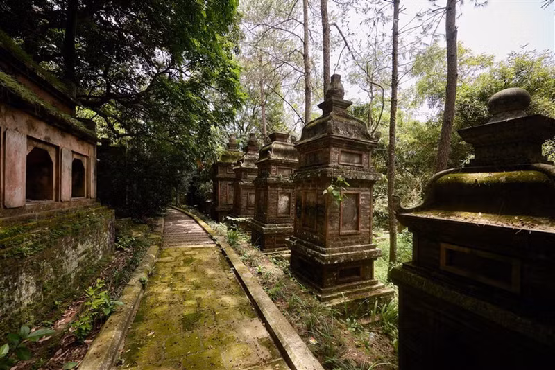 Vẻ đẹp cổ kính, rêu phong của ngôi chùa không chỉ đem đến cảm giác bình yên cho phật tử, du khách bốn phương, mà còn tạo cảm hứng cho các bạn trẻ yêu thích điểm đến tâm linh đến vãn cảnh. s7.jpg