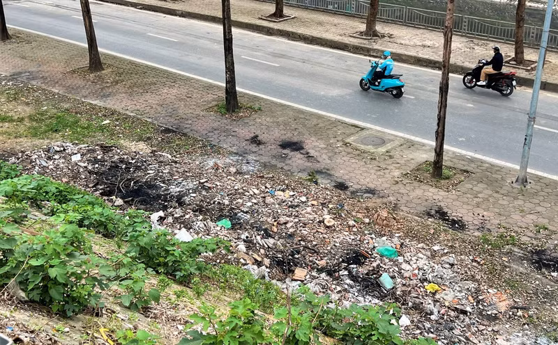 Bãi rác tự phát tại khu vực cạnh đường Vành đai 2, gần nút giao Bưởi. r9.jpg