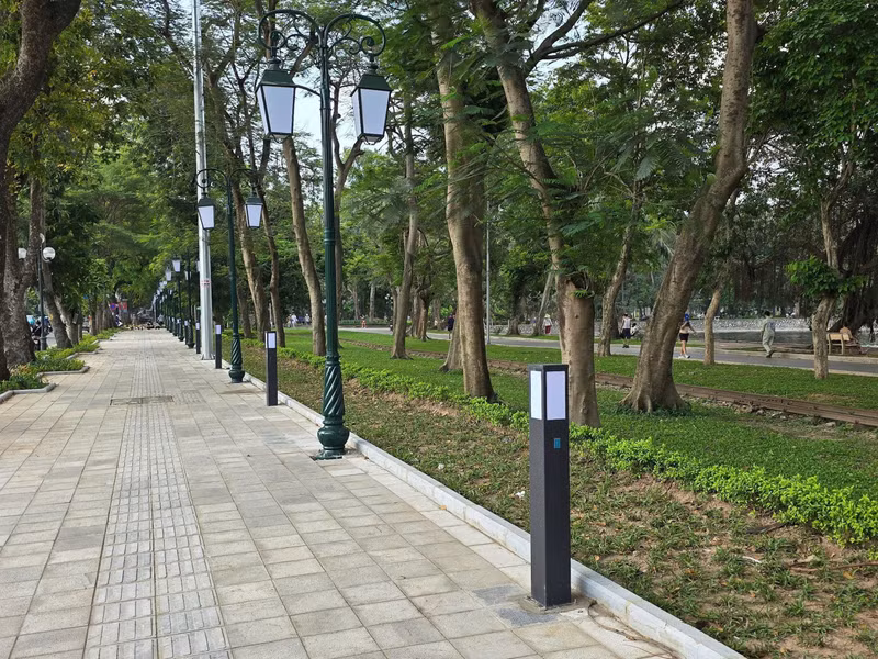 Dự án cải tạo Công viên Cầu Giấy đang được triển khai với việc hoàn tất lắp đặt hàng rào mới, thay thế cho hàng rào cũ đã được phá bỏ trước đó. a7.jpg
