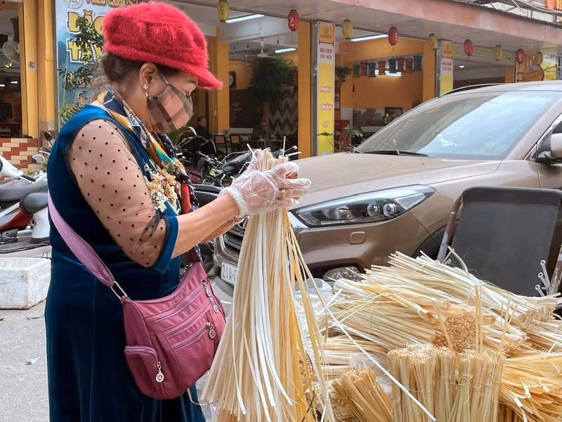 Ngoài lá dong, chợ còn cung cấp các nguyên vật liệu khác để làm bánh chưng như lạt buộc và lá chuối. Lạt buộc bánh được bán 10.000 - 15.000 đồng/bó. l9.jpg