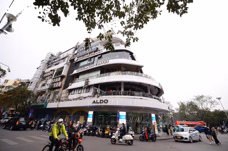 Tòa nhà "Hàm cá mập" khởi công năm 1991 và hoàn thành năm 1993, xây dựng trên nền nhà xe điện cũ và Bách hóa Bờ Hồ. h2.jpg