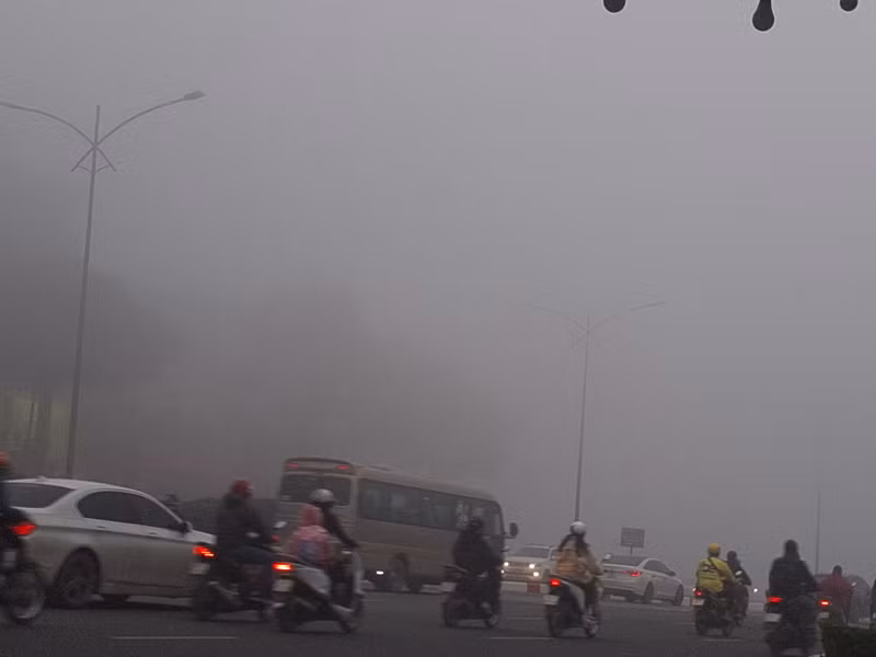 Tầm nhìn bị hạn chế, người đi đường phải đi chậm để đảm bảo an toàn. m6.jpg