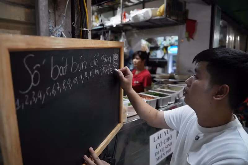 Anh Sơn cho biết thêm, trong 3 ngày vừa qua cửa hàng đã tặng được gần 1.000 bát bún, mỳ cho mọi người. img-0704.jpg