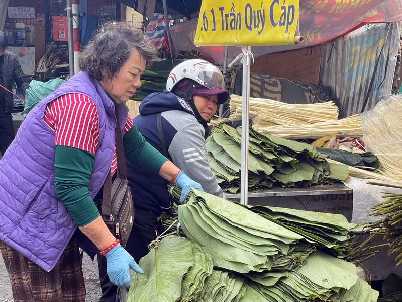 Bà Ngô Thu Hà, một tiểu thương kinh doanh lá dong nhiều năm tại chợ Trần Quý Cáp, cho biết, năm nay lượng lớn lá dong rừng đổ về chợ, lá dong rừng rẻ hơn lá dong quê. l3.jpg