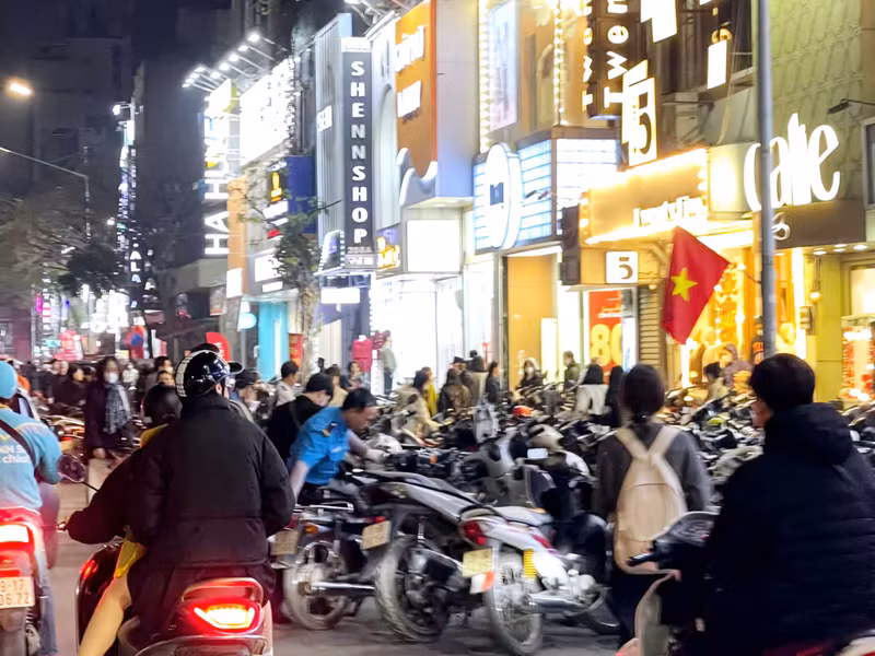 Nhiều cửa hàng trên phố Chùa Bộc hoạt động hết công suất những ngày này để phục vụ nhu cầu mua sắm quần áo, mỹ phẩm của người dân. d3.jpg