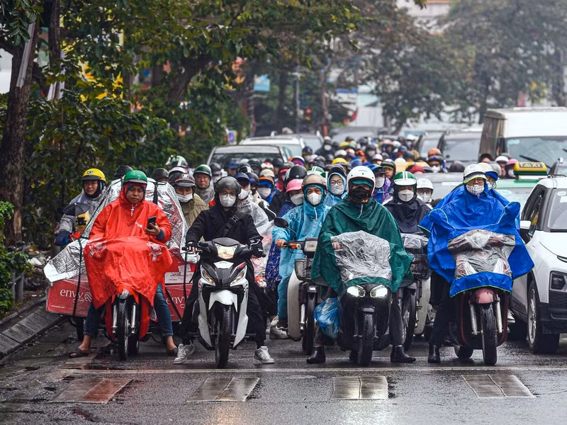 Cũng do trời mưa mù, nhiều người tham gia giao thông trên tuyến đường Tố Hữu phải bật đèn xe. m8.jpg