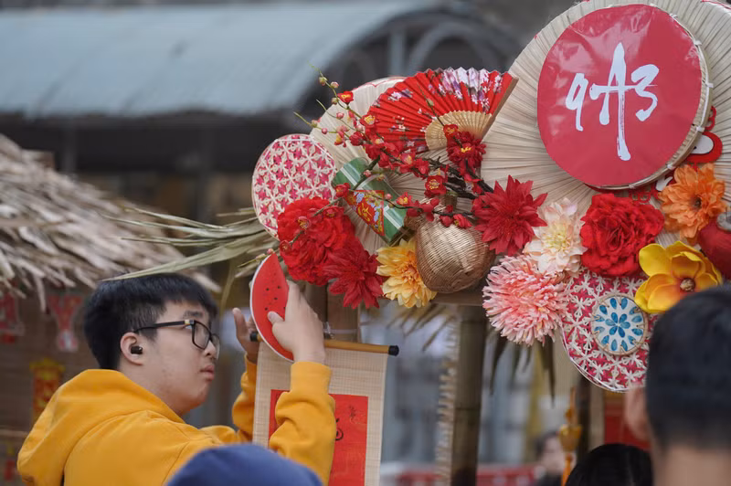 Chợ Tết đã trở thành một nét văn hóa đặc sắc từ nhiều năm nay được cô và trò Trường THCS Đống Đa chờ đón mỗi dịp Xuân về. dd-3.jpg