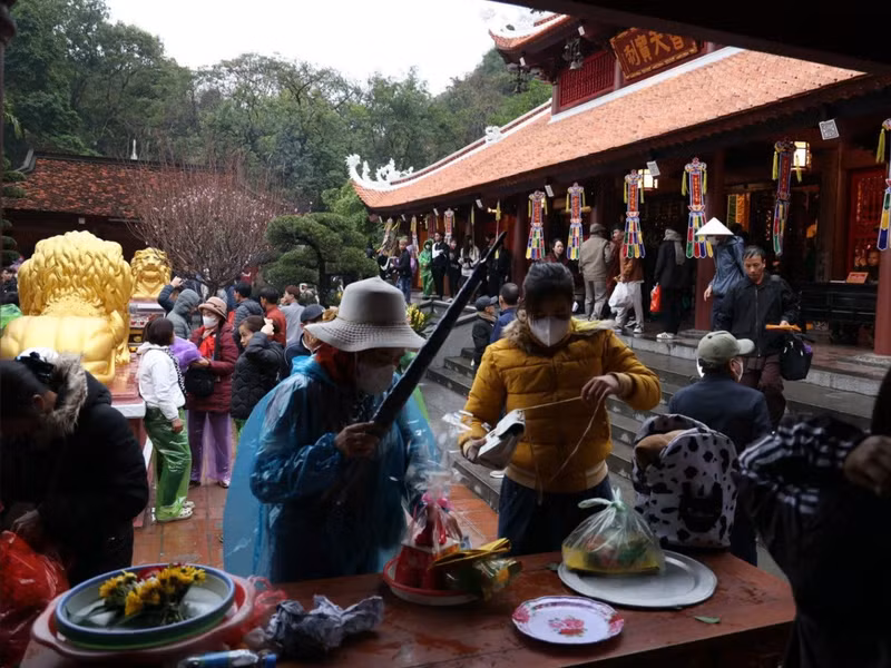 Lễ hội chùa Hương có mối quan hệ mật thiết, là sự kết nối giữa di sản văn hóa vật thể và văn hóa phi vật thể, là một phần không thể thiếu trong đời sống tâm linh sinh hoạt văn hóa cộng đồng. h9.jpg