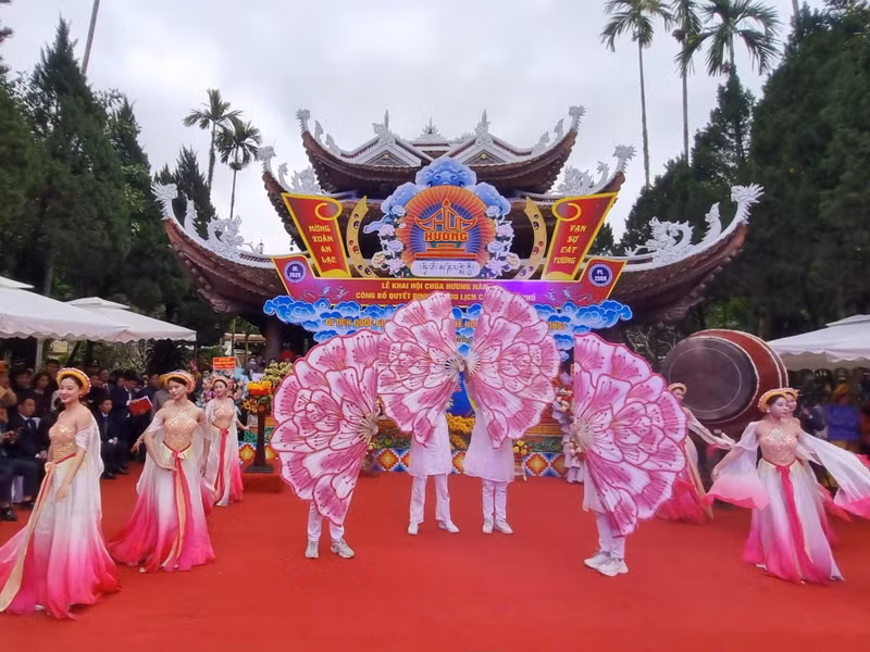 Theo ông Bùi Văn Triều - Trưởng Ban Quản lý khu di tích và thắng cảnh Hương Sơn, năm 2025 Ban tổ chức lễ hội chùa Hương đổi mới lễ hội đảm bảo an toàn, văn minh và thân thiện. h5.jpg