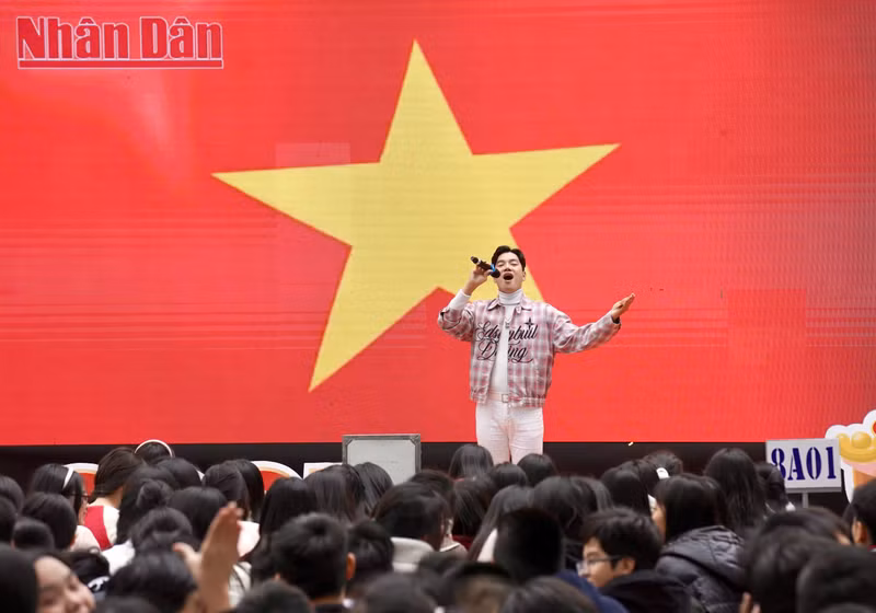 Các tiết mục âm nhạc vui tươi luôn hâm nóng không khí lễ hội Tết. dd-1.jpg