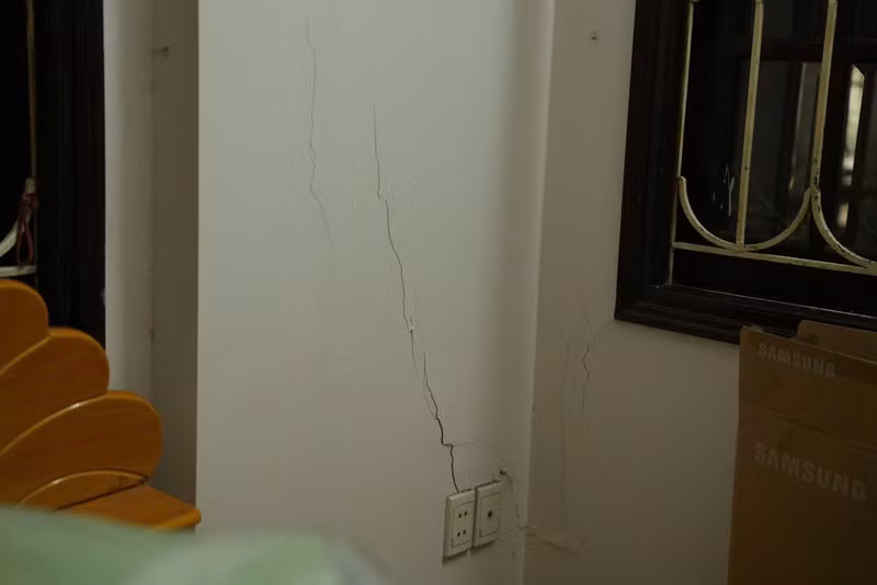 Đại diện chủ đầu tư có mặt tại hiện trường thông tin với phóng viên: "Sau khi sự cố phun trào chất phụ gia đào ngầm Metro xảy ra, nhà thầu đã thực hiện quan trắc tất cả các toà nhà nằm trong vùng ảnh hưởng... g4.jpg