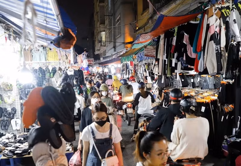 Lượng phương tiện của khách mua sắm lớn đã dẫn tới quá tải, thiếu không gian đỗ xe. Những chiếc xe máy của người dân được đỗ kín vỉa hè, thậm chí tràn xuống lòng đường khiến ùn tắc giao thông cục bộ. d10.jpg