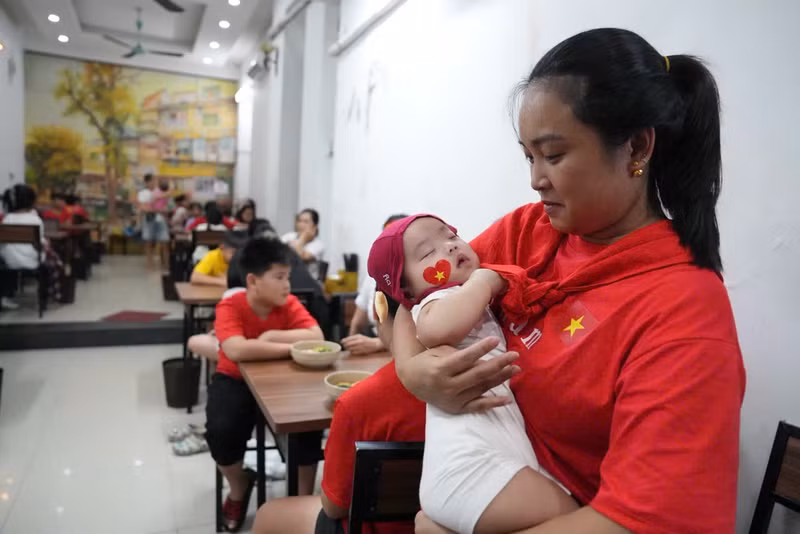 Cửa hàng cũng mở cửa để các em nhỏ vào trú mưa hoặc nghỉ ngơi. img-0705.jpg