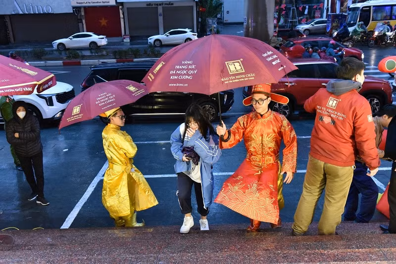 Sáng sớm nay (7/2), nhiều người lại đổ đến những tiệm vàng uy tín để mua vàng đầu năm với mong muốn cả năm đón tài lộc, may mắn. v1.jpg