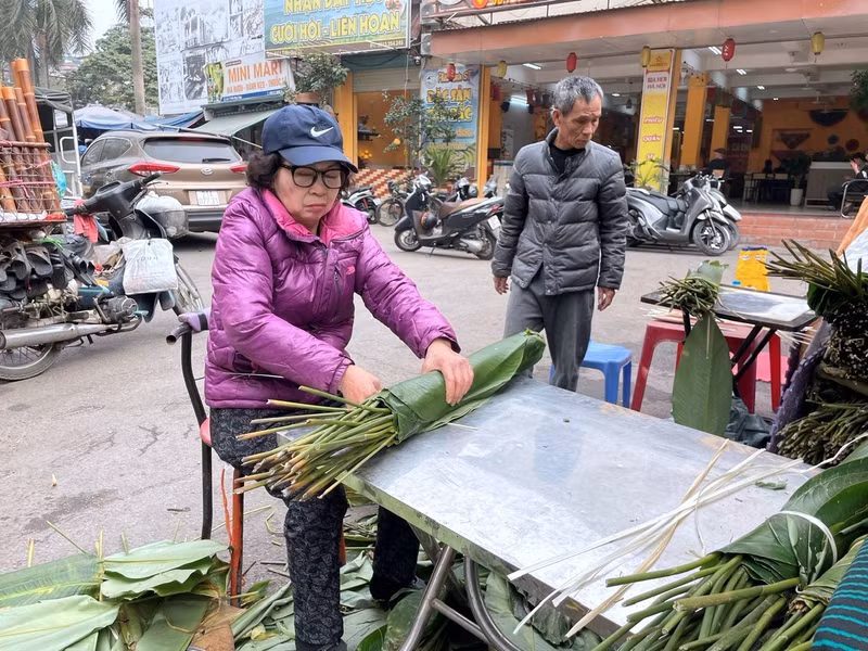 Hiện bà Hà đang bán lá dong rừng với giá 55.000 - 60.000/bó (mỗi bó 50 lá), lá dong quê với nhiều kích thước nhỏ, vừa, lớn giá từ 80.000-100.000 đồng/bó. l4.jpg