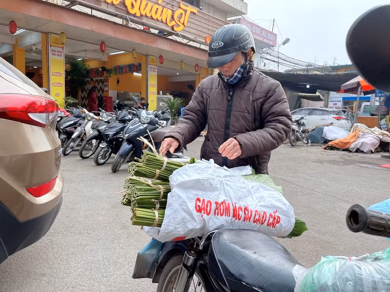 Vừa bán sỉ, vừa bán lẻ, khu phố chỉ tầm 100m luôn tấp nập người mua kẻ bán. l5.jpg