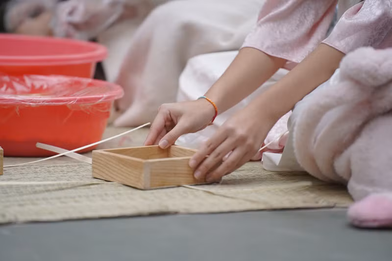 Nhiều em chưa từng được gói bánh chưng nhưng được hướng dẫn nên cũng nhanh chóng hoàn thành món quà ý nghĩa của mình. dd-9.jpg