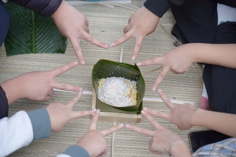 Chiếc bánh chưng gói chọn yêu thương của tuổi học sinh. dd-10.jpg
